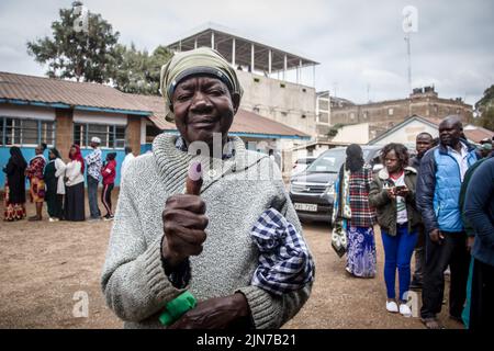 Nairobi, Kenya. 09th août 2022. Le vendeur de poisson Dorcatiatu Pjuang (73) montre l'encre sur son pouce après avoir voté à Kibera. Au Kenya, 9 août 2022, l'élection générale voit le vice-président William Ruto (55), face à la figure d'opposition de longue date, Raila Odinga (77). (Photo de Sally Hayden/SOPA Images/Sipa USA) crédit: SIPA USA/Alay Live News Banque D'Images