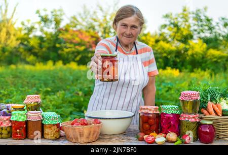 Femme âgée qui conserve des légumes en pots. Mise au point sélective. Nourriture. Banque D'Images