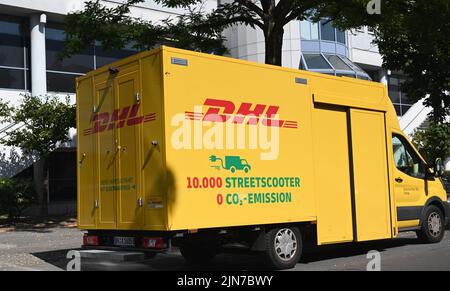 Cologne, Allemagne. 08th août 2022. Un Streetscooter travail XL basé sur le Ford Transit comme un véhicule de livraison de colis de la compagnie de logistique DHL se tient au bord de la route. Credit: Horst Galuschka/dpa/Horst Galuschka dpa/Alay Live News Banque D'Images