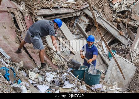 Kharkiv, Ukraine. 01st août 2022. Des volontaires dépochent les décombres d'une maison détruite à la suite des bombardements russes dans la ville de Kharkiv. La Russie poursuit son invasion en Ukraine qui a commencé à partir de 24 février 2022. Crédit : SOPA Images Limited/Alamy Live News Banque D'Images