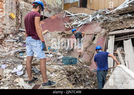 Kharkiv, Ukraine. 01st août 2022. Des volontaires dépochent les décombres d'une maison détruite à la suite des bombardements russes dans la ville de Kharkiv. La Russie poursuit son invasion en Ukraine qui a commencé à partir de 24 février 2022. Crédit : SOPA Images Limited/Alamy Live News Banque D'Images