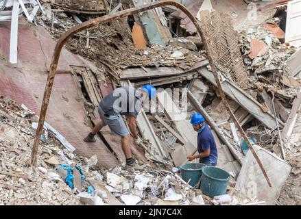 Kharkiv, Ukraine. 01st août 2022. Des volontaires dépochent les décombres d'une maison détruite à la suite des bombardements russes dans la ville de Kharkiv. La Russie poursuit son invasion en Ukraine qui a commencé à partir de 24 février 2022. Crédit : SOPA Images Limited/Alamy Live News Banque D'Images