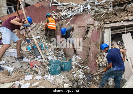 Kharkiv, Ukraine. 01st août 2022. Des volontaires dépochent les décombres d'une maison détruite à la suite des bombardements russes dans la ville de Kharkiv. La Russie poursuit son invasion en Ukraine qui a commencé à partir de 24 février 2022. Crédit : SOPA Images Limited/Alamy Live News Banque D'Images