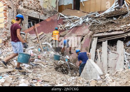 Kharkiv, Ukraine. 01st août 2022. Des volontaires dépochent les décombres d'une maison détruite à la suite des bombardements russes dans la ville de Kharkiv. La Russie poursuit son invasion en Ukraine qui a commencé à partir de 24 février 2022. Crédit : SOPA Images Limited/Alamy Live News Banque D'Images