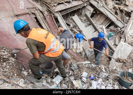 Kharkiv, Ukraine. 01st août 2022. Des volontaires dépochent les décombres d'une maison détruite à la suite des bombardements russes dans la ville de Kharkiv. La Russie poursuit son invasion en Ukraine qui a commencé à partir de 24 février 2022. Crédit : SOPA Images Limited/Alamy Live News Banque D'Images