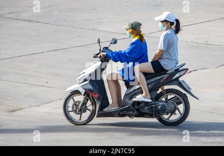 SAMUT PRAKAN, THAÏLANDE, 09 2022 JUIN, deux femmes manèges à moto dans la rue. Banque D'Images