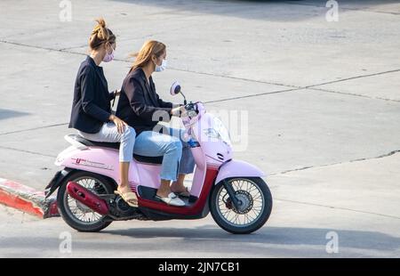 SAMUT PRAKAN, THAÏLANDE, 09 2022 JUIN, deux femmes manèges à moto dans la rue. Banque D'Images