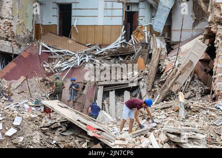 Kharkiv, Ukraine. 01st août 2022. Des volontaires dépochent les décombres d'une maison détruite à la suite des bombardements russes dans la ville de Kharkiv. La Russie poursuit son invasion en Ukraine qui a commencé à partir de 24 février 2022. (Photo de Mykhaylo Palinchak/SOPA Images/Sipa USA) crédit: SIPA USA/Alay Live News Banque D'Images