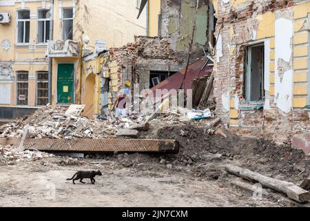 Kharkiv, Ukraine. 01st août 2022. Des volontaires dépochent les décombres d'une maison détruite à la suite des bombardements russes dans la ville de Kharkiv. La Russie poursuit son invasion en Ukraine qui a commencé à partir de 24 février 2022. (Photo de Mykhaylo Palinchak/SOPA Images/Sipa USA) crédit: SIPA USA/Alay Live News Banque D'Images