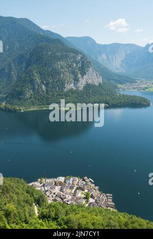 Vue panoramique de la petite ville de Hallstatt sur le lac de Hallstätter See en haute-Autriche Banque D'Images