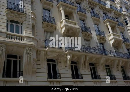 Paris, France - 26 mai 2022 : façade de bâtiment avec balcons dans la rue Banque D'Images