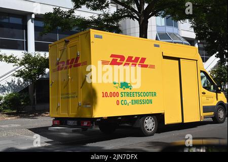 Cologne, Allemagne. 08th août 2022. Un Streetscooter travail XL basé sur le Ford Transit comme un véhicule de livraison de colis de la compagnie de logistique DHL se tient au bord de la route. Credit: Horst Galuschka/dpa/Horst Galuschka dpa/Alay Live News Banque D'Images