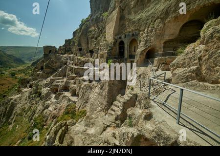 Le monastère de la grotte de Vardzia, dans le sud de la Géorgie, a été excavé sur les pentes de la montagne Erusheti, sur la rive gauche de la vue de la lumière du jour de la rivière Kura Banque D'Images