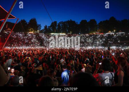 Berlin, Allemagne. 09th août 2022. Les spectateurs s'allument avec leurs flashlights de téléphone cellulaire au concert du groupe Seeed dans le Wuhlheide. Crédit : Gerald Matzka/dpa/Alay Live News Banque D'Images