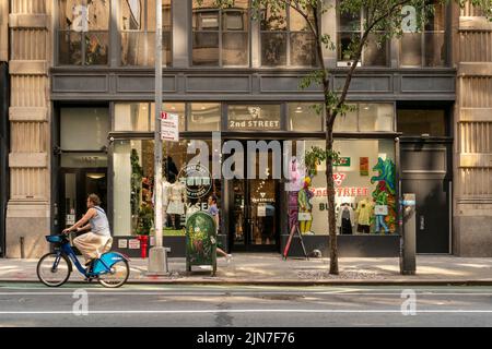 2nd rue magasin de vêtements de seconde main à Chelsea, à New York, mercredi, 27 juillet 2022. (© Richard B. Levine) Banque D'Images