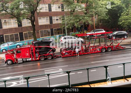 Un transport automobile chargé de plusieurs marques de voitures s'arrête à Chelsea pour un contrôle de sécurité lundi, 1 août 2022. (© Richard B. Levine) Banque D'Images