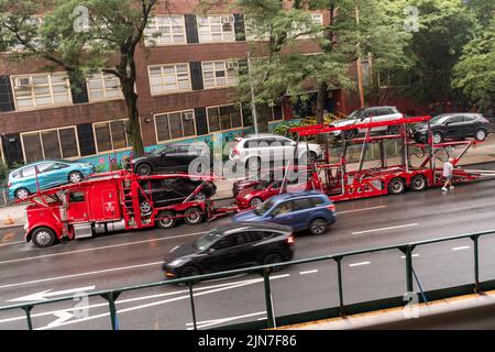 Un transport automobile chargé de plusieurs marques de voitures s'arrête à Chelsea pour un contrôle de sécurité lundi, 1 août 2022. (© Richard B. Levine) Banque D'Images