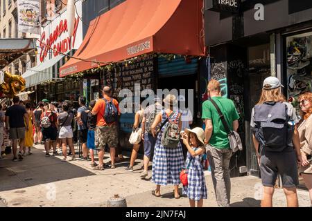 Ligne à l'extérieur de la célèbre Candy économique dans le quartier du Lower East Side à New York alors qu'il célèbre son anniversaire de 85th, samedi, 30 juillet 2022. ( © Richard B. Levine) Banque D'Images