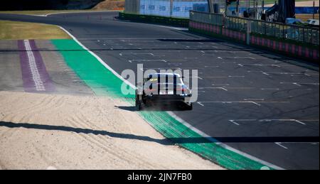 Vue arrière de la voiture de course sur l'allée principale en asphalte. Vallelunga, Italie, juillet 23 2022, course d'Italie Banque D'Images