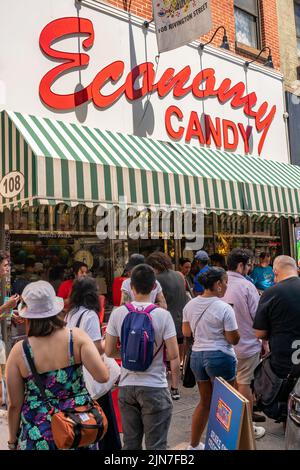 Ligne à l'extérieur de la célèbre Candy économique dans le quartier du Lower East Side à New York alors qu'il célèbre son anniversaire de 85th, samedi, 30 juillet 2022. ( © Richard B. Levine) Banque D'Images