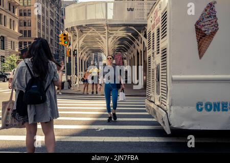 Activité de rue dans le quartier Flatiron à New York mardi, 2 août 2022. (© Richard B. Levine) Banque D'Images