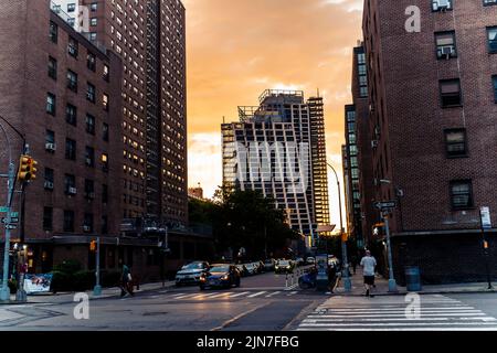 Le complexe d'appartements NYCHA Fulton Houses à Chelsea à New York vu avec le développement de luxe derrière lui mardi, 2 août 2022. (© Richard B. Levine) Banque D'Images