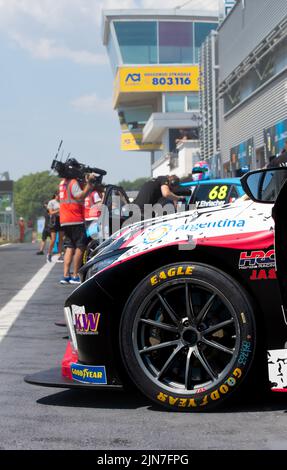 Gros plan du pneu de course Goodyear sur une voiture de tourisme dans une piste de course. Vallelunga, Italie, juillet 23 2022, course d'Italie Banque D'Images