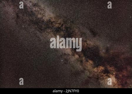 Ciel nocturne, de nombreuses étoiles avec une manière laiteuse autour d'Aquila et de la constellation de Sagitta visibles. Photo empilée à exposition longue Banque D'Images