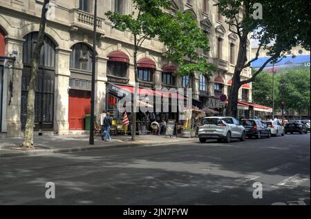 Paris, France - 26 mai 2022 : cafés de rue avec piétons et véhicules au premier plan Banque D'Images