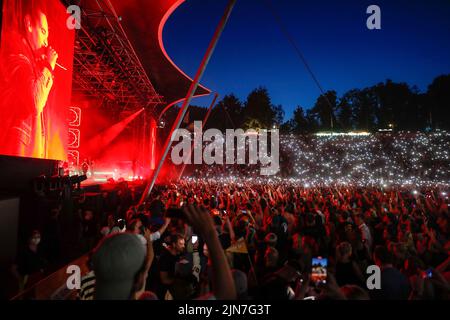 Berlin, Allemagne. 09th août 2022. Les spectateurs s'allument avec leurs flashlights de téléphone cellulaire au concert du groupe Seeed dans le Wuhlheide. Crédit : Gerald Matzka/dpa/Alay Live News Banque D'Images