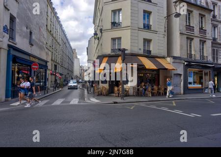 Paris, France - 27 mai 2022 : cafés de rue avec piétons et clients en premier plan Banque D'Images