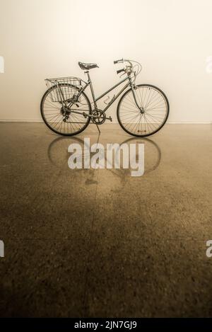 Vélo féminin vintage dans l'espace de la galerie du musée Banque D'Images