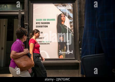 Les gens entrent dans l'exposition de mode Saudi 100 Brands au lieu Iron23 à Flatiron à New York mercredi, 27 juillet 2022. L'exposition organisée par la Commission de mode de l'Arabie Saoudite présente 100 designers d'Arabie Saoudite présentant une variété de vêtements reflétant la culture saoudienne. (© Richard B. Levine) Banque D'Images