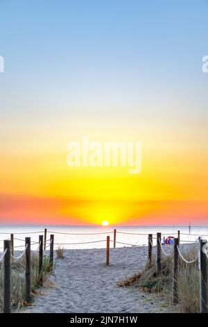 Lever du soleil à Pals, plage de sable et dune sauvage à Pals, Catalogne, Espagne Banque D'Images