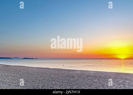 Lever du soleil à Pals, plage de sable, à Pals, Catalogne, Espagne Banque D'Images