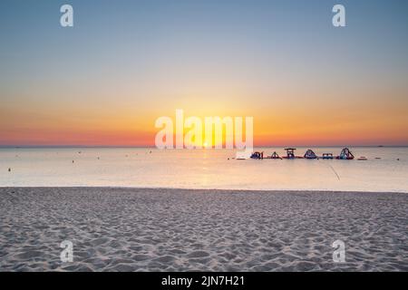 Lever du soleil à Pals, plage de sable et dune sauvage à Pals, Catalogne, Espagne Banque D'Images