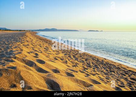 Lever du soleil à Pals, plage de sable et dune sauvage à Pals, Catalogne, Espagne Banque D'Images