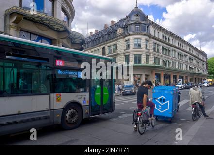 Paris, France - 27 mai 2022: Scène de rue avec mouvement piétons, véhicules et cyclistes flous Banque D'Images