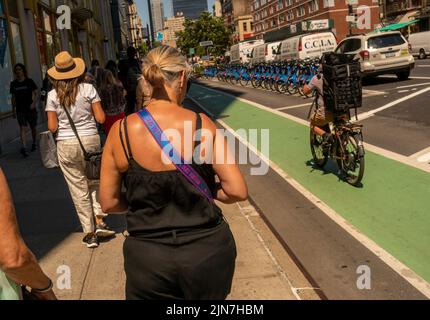 Louis Vuitton aficionado pendant un temps chaud dans le quartier de Chelsea à New York mercredi, 3 août 2022. (© Richard B. Levine) Banque D'Images