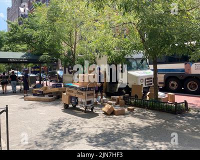 Les travailleurs préparent les livraisons FedEx pour distribution dans le quartier de Chelsea, à New York, jeudi, à 4 août 2022. (© Richard B. Levine) Banque D'Images