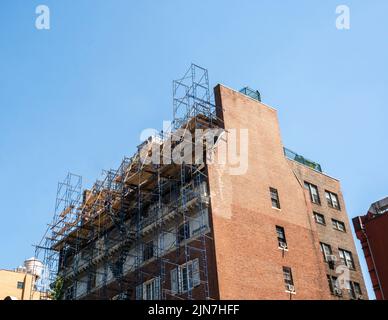 Greenwich House est couvert d'échafaudages dans le quartier de Greenwich Village de New York mercredi, 3 août 2022. .(© Richard B. Levine) Banque D'Images