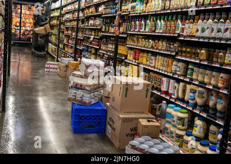 Un ouvrier a un supermarché à New York lundi, 25 juillet 2022. Le rapport du deuxième trimestre sur le produit intérieur brut prévoit que les États-Unis viennent juste de manquer une récession. (© Richard B. Levine) Banque D'Images