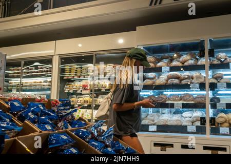 Shopping dans un supermarché Whole Foods Market à New York mardi, 26 juillet 2022. Le rapport du deuxième trimestre sur le produit intérieur brut prévoit que les États-Unis viennent juste de manquer une récession. (© Richard B. Levine) Banque D'Images