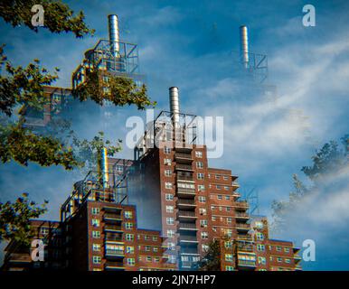 Un bâtiment dans les coopératives d'appartements Penn South, dans le quartier de Chelsea, à New York, montrant la cheminée d'échappement de la centrale électrique, dimanche, 7 août 2022. (© Richard B. Levine) Illustration photographiée avec un filtre à prisme. Banque D'Images