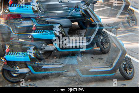 Les cyclomoteurs électriques de la compagnie de partage de cyclomoteurs Revel garés dans le quartier de Chelsea à New York dimanche, 7 août 2022. (© Richard B. Levine) Illustration photographiée avec filtre à prisme. Banque D'Images