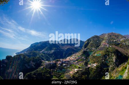 Vue aérienne de Ravello avec plage confortable et mer bleue sur la côte amalfitaine en Campanie, Italie. La côte amalfitaine est une destination de voyage et de vacances populaire Banque D'Images