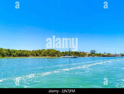 Holbox Mexique 16. Mai 2022 vue panoramique sur la magnifique île Holbox avec des bateaux Holbox ferry Jetty village port Muelle de Holbox et t Banque D'Images