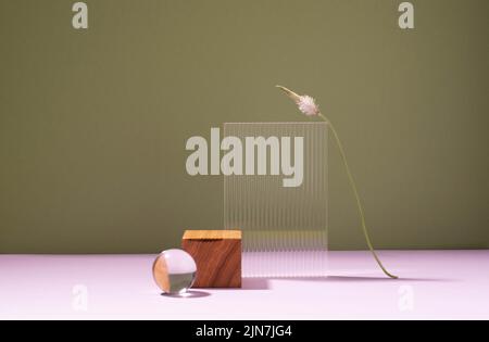 Plate-forme abstraite de podium créatif de divers matériaux naturels, fond vert foncé violet Banque D'Images