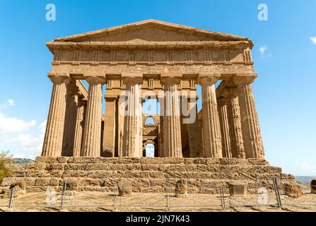 Temple de Concordia, situé dans le parc de la Vallée des temples à Agrigento, Sicile, Italie Banque D'Images