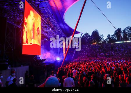 Berlin, Allemagne. 09th août 2022. Spectateurs au concert du groupe Seeed dans le Wuhlheide. Crédit : Gerald Matzka/dpa/Alay Live News Banque D'Images